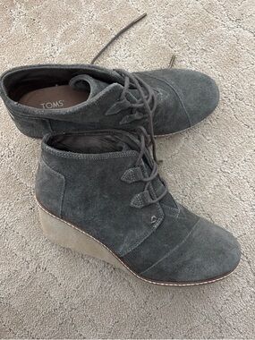 TOMS Charcoal Gray Suede Lace-Up Wedge Booties - Women's